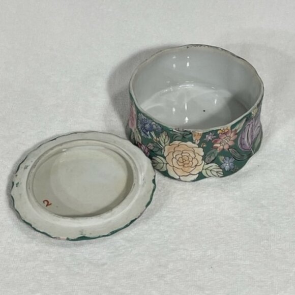 Chinese porcelain trinket box in greens, lavenders and yellow. - Picture 6 of 9